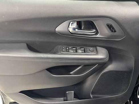 Used 2025 Chrysler Pacifica Select FWD image 15