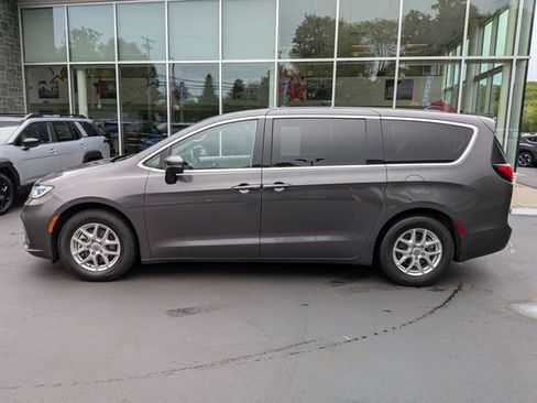 Used 2023 Chrysler Pacifica Touring-L FWD image 6