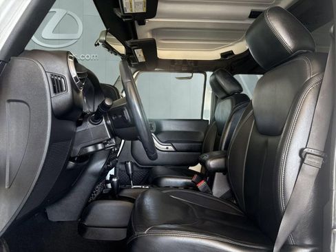 Used 2018 Jeep Wrangler Unlimited Sahara AWD/4WD image 7