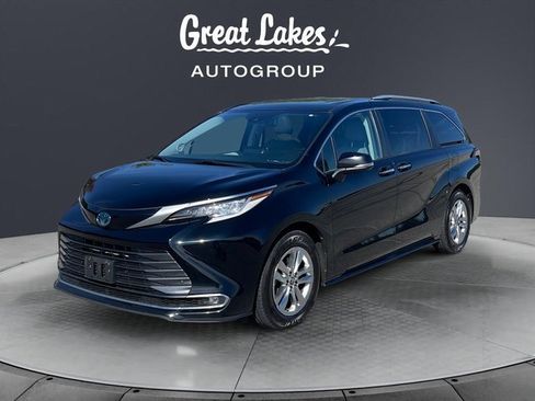 Used 2022 Toyota Sienna Limited image 1
