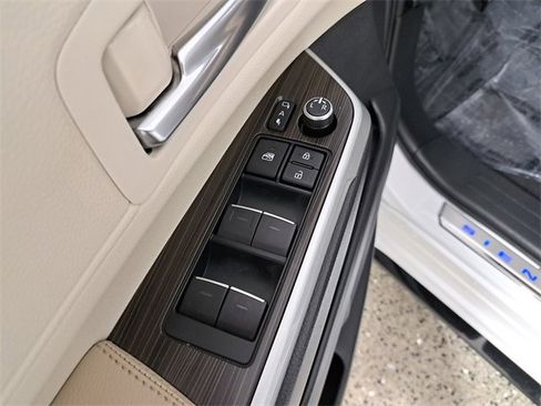 Used 2022 Toyota Sienna Limited image 21