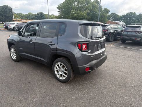 Used 2023 Jeep Renegade Latitude AWD/4WD image 5