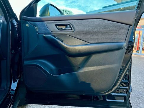 Used 2023 Nissan Rogue S image 30