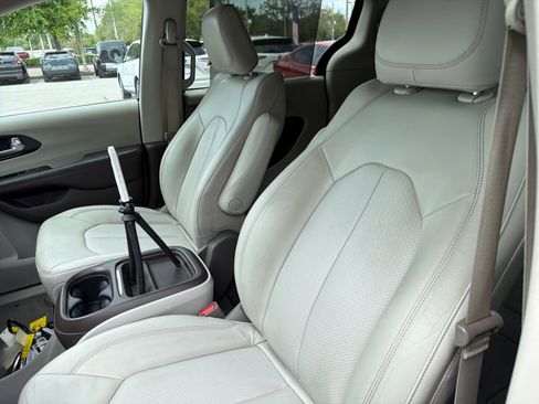 Used 2020 Chrysler Pacifica Touring-L w/ Tire & Wheel Group image 22