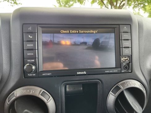 Used 2018 Jeep Wrangler Unlimited Sport w/ Connectivity Group image 17