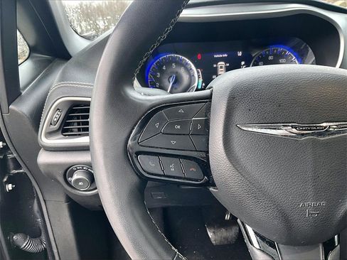 Used 2022 Chrysler Pacifica Touring image 15