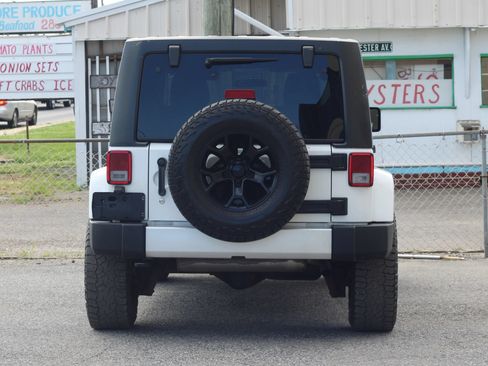 Used 2012 Jeep Wrangler Unlimited Sahara w/ Dual Top Group AWD/4WD image 7