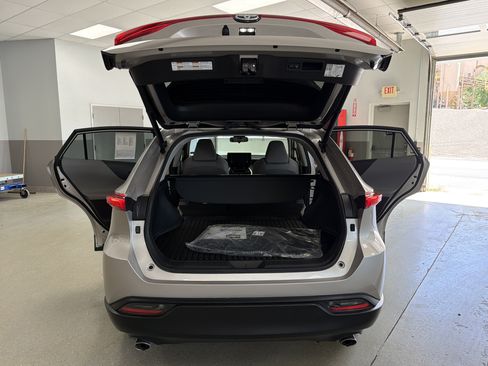 Used 2022 Toyota Venza LE AWD/4WD image 27