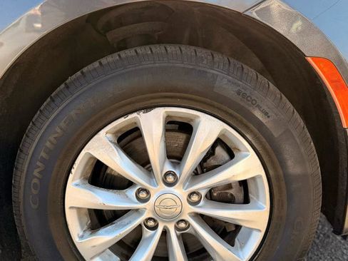 Used 2019 Chrysler Pacifica Touring-L image 28