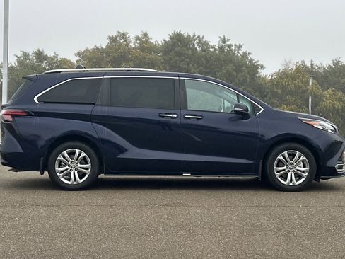 Used 2023 Toyota Sienna Platinum image 3