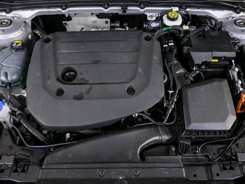 Certified 2025 Volvo XC40 B5 Plus image 32