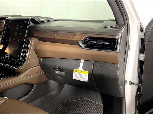 Used 2025 GMC Yukon Denali Ultimate AWD/4WD image 21