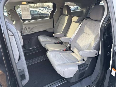 Used 2024 Toyota Sienna LE image 16