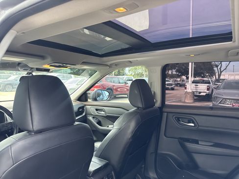 Used 2023 Nissan Rogue SV w/ SV Premium Package FWD image 9