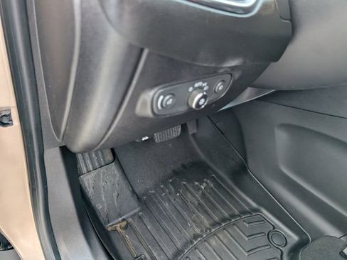 Used 2018 Chevrolet Equinox Premier image 12