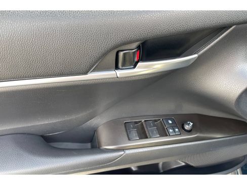 Used 2021 Toyota Camry SE FWD image 11