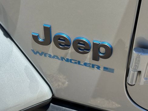 Used 2023 Jeep Wrangler Unlimited Rubicon 4xe AWD/4WD image 17
