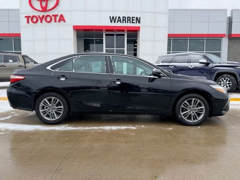 Used 2017 Toyota Camry SE image 3