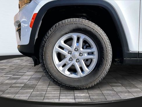 Used 2025 Jeep Grand Cherokee Laredo w/ Luxury Tech Group I image 10