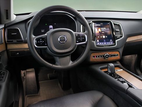 Used 2023 Volvo XC90 B6 Plus w/ Protection Package Premier AWD/4WD image 14