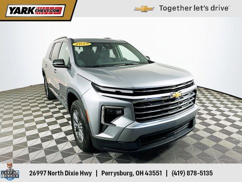 Certified 2025 Chevrolet Traverse LT FWD image 1