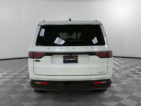Used 2024 Jeep Wagoneer L Series II w/ Flexible Seating Group AWD/4WD image 4
