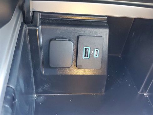 Used 2023 Ford Explorer XLT image 31