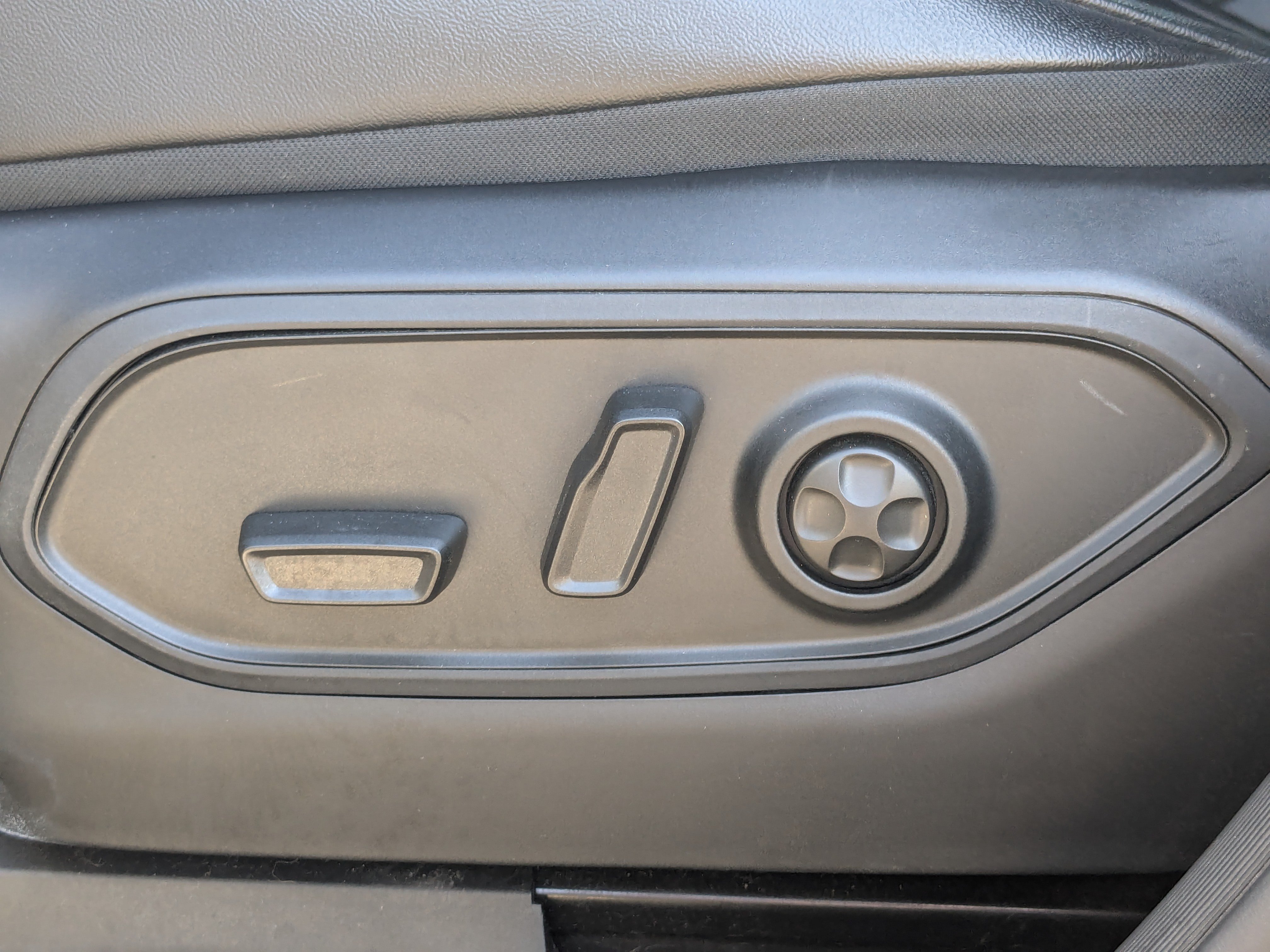 Used 2025 Jeep Grand Cherokee Altitude AWD/4WD image 22