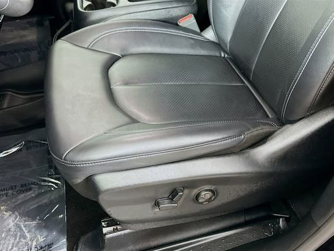 Used 2025 Chrysler Pacifica Select image 26
