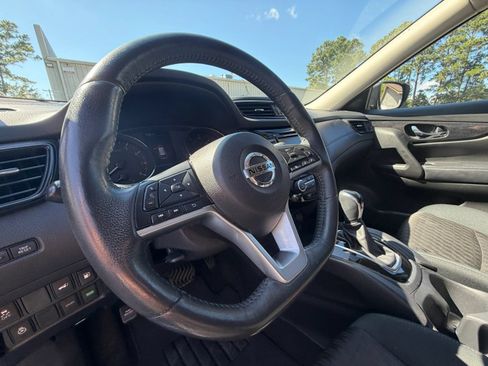 Used 2018 Nissan Rogue SV w/ Premium Package FWD image 15