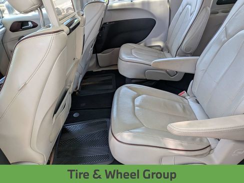 Used 2017 Chrysler Pacifica Limited FWD image 24