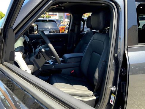 New 2025 Land Rover Defender 130 X-Dynamic SE image 10