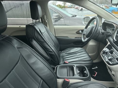 Used 2017 Chrysler Pacifica Touring-L image 3