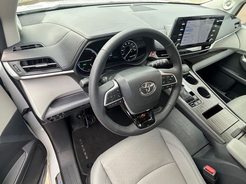 Used 2023 Toyota Sienna Limited image 13