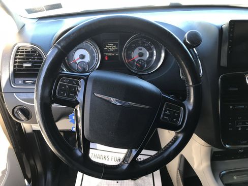 Used 2014 Chrysler Town & Country Touring-L image 10