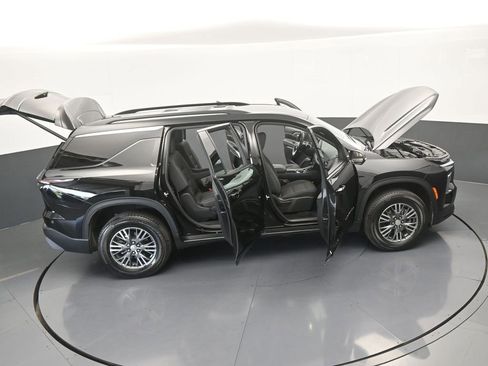 Used 2025 Chevrolet Traverse LT FWD image 69
