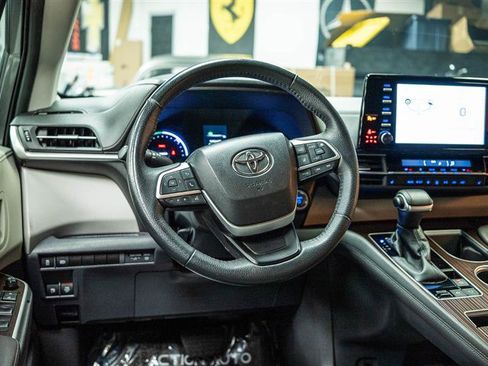 Used 2023 Toyota Sienna XLE image 17