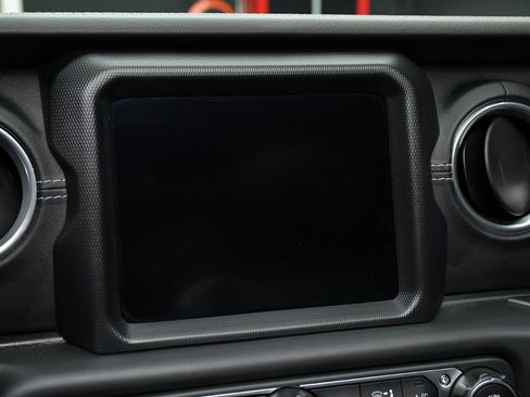 Used 2018 Jeep Wrangler Unlimited Sahara image 25