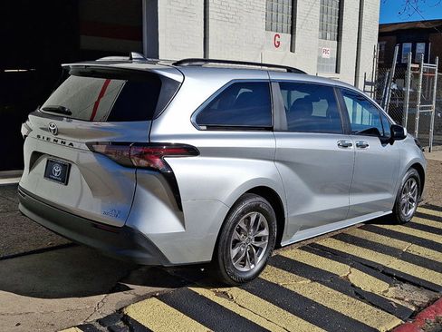Used 2024 Toyota Sienna XLE image 6
