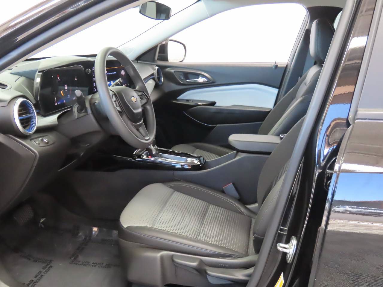 Used 2025 Chevrolet Trax LT FWD image 16