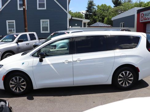 Used 2024 Chrysler Pacifica Limited FWD image 2