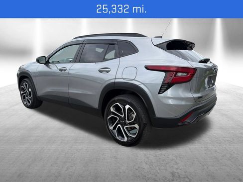 Used 2025 Chevrolet Trax RS w/ Sunroof Package FWD image 3