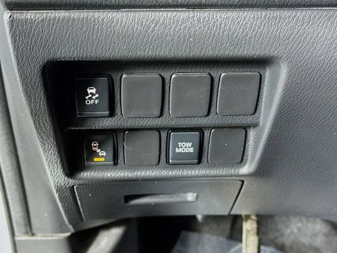 Used 2020 Nissan Pathfinder SV image 11