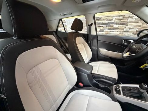 Used 2023 Hyundai Venue SEL FWD image 17