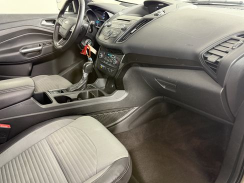 Used 2017 Ford Escape SE w/ SE Sport Appearance Package image 9