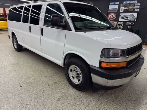 Used 2017 Chevrolet Express 3500 LT w/ LT Preferred Equipment Group image 7
