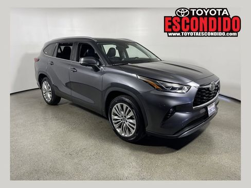 Used 2023 Toyota Highlander Platinum FWD image 1