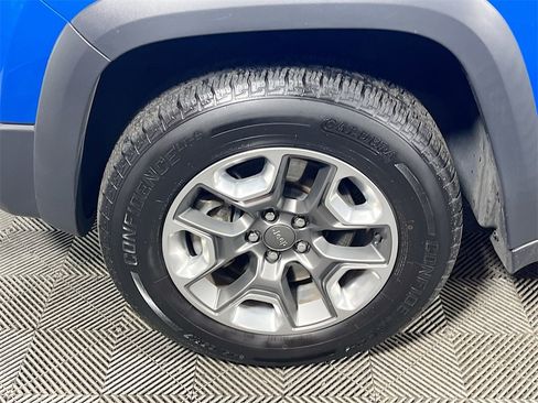 Used 2019 Jeep Cherokee Trailhawk image 28