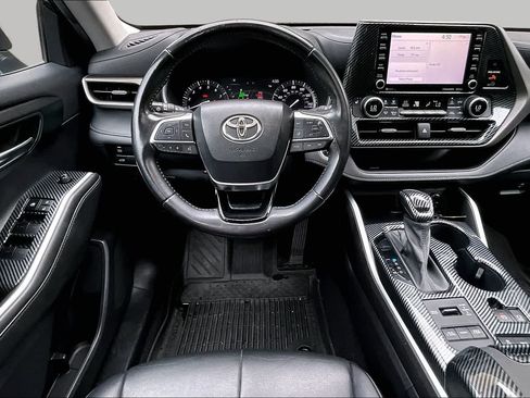 Used 2021 Toyota Highlander XLE AWD/4WD image 6
