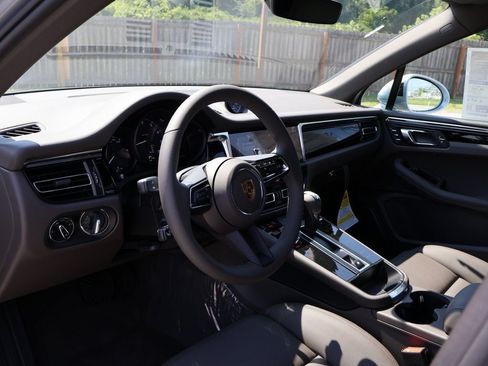 Certified 2025 Porsche Macan AWD/4WD image 4